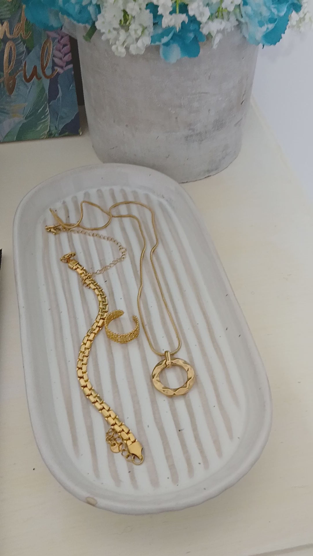 Load video: We use environmentally friendly and resusable packaging boxes and pouches to pack and ship your beautiful jewellery pieces. Our packaging can be used to store jewellery to fee from dust and moisture exposure when not wearing your jewellery