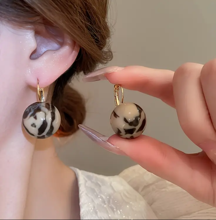 Riya Round Resin Earrings